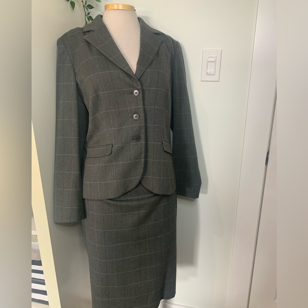 Barney’s NY 2pc skirt suit 10/12
